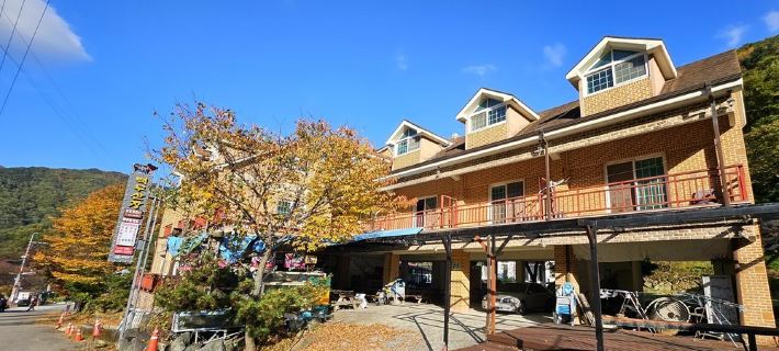 Baekmu Mountain Villa Red Clay Pension Hotele w: Hamyang