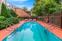 Best Western Plus Inner Harbour - Pools