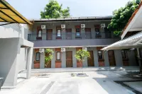 Capital O 1898 Louise Place Hotels in Cianjur