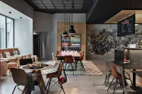 Moxy Lyon Airport Hotels in Коломб'є-Соньє