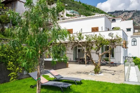 Villa Mimina - Exclusive villa with garden, Jacuzzi and sea view