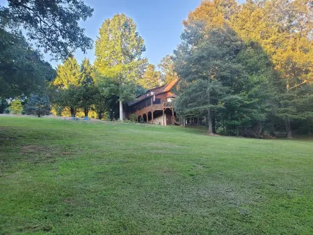 Smoky Mountain Cabin - HOT TUB - 2 Fireplaces - Fire Pit - Screened Deck