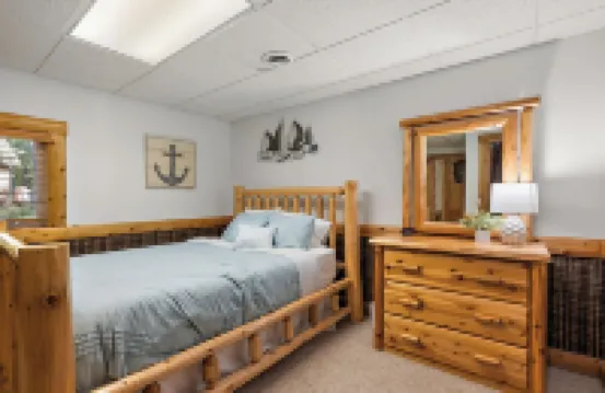 The Treehouse @ Higgins Lake-HOT TUB- Fireplace-PetFriendly-3 min to the lake