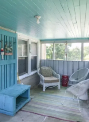 The Crab Shack! hot tub, 10 min to beach & base. newly renovated