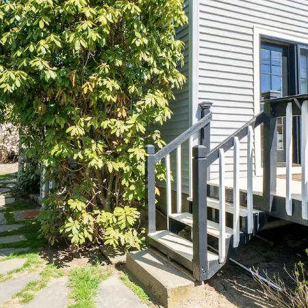 Walk to Beach/Cliff Walk! Fantastic Location! Winter Rentals! Fenced Yard! Pets!