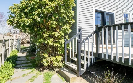 Walk to Beach/Cliff Walk! Fantastic Location! Winter Rentals! Fenced Yard! Pets! Отели рядом с достопримечательностью «Терд Бич»