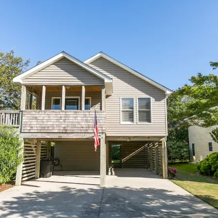 Updated and cozy Beach Box! Gorgeous Backyard! 3 minutes to beach!!
