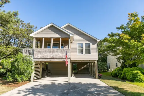 Updated and cozy Beach Box! Gorgeous Backyard! 3 minutes to beach!!