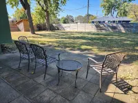 Sunlit Oasis: Family Friendly Suburban Private 4 Bedroom Retreat