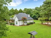 Huge Charlotte Farmhouse Villa 25 minutes from downtown!
