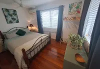 High Set 1 bedroom apartment with views central Atherton