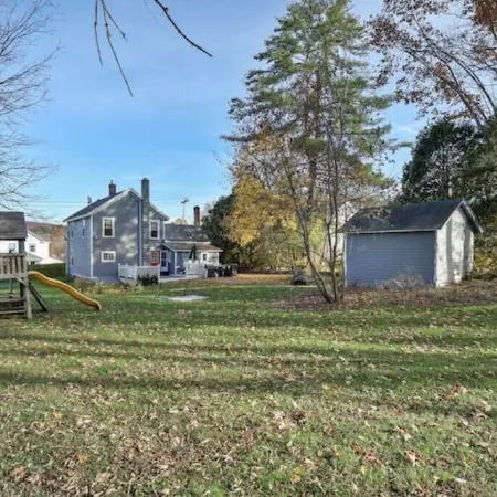 4BR Home w/ Yard & BBQ, 5 min walk to downtown Lee