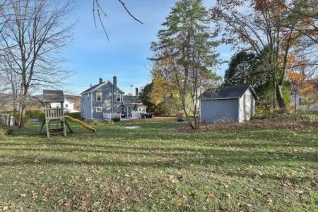 4BR Home w/ Yard & BBQ, 5 min walk to downtown Lee Отели рядом с достопримечательностью «Государственный заповедник Октобер Маунтин»