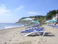 One Bedroom Apartment with Private Balcony and Sea Views. Ferry Discounts. - إطلالة على البحر