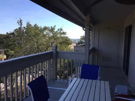 NEED TO GET AWAY? UPDATED CONDO 1 BLOCK TO BEACH Отели в г. Серфсайд Бич