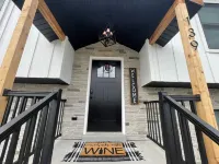 Historic Downtown Hermann Getaway-Walk to Wineries, Shops and Restaurants!