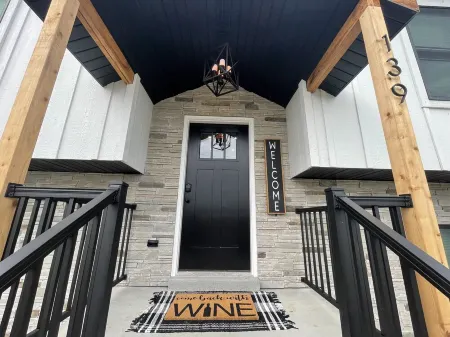 Historic Downtown Hermann Getaway-Walk to Wineries, Shops and Restaurants!