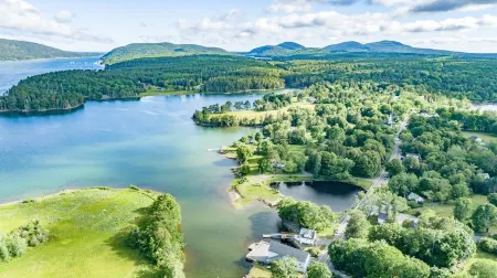 Stunning Waterfront, Acadia National Park as your Backyard. Отели в г. Маунт Десерт