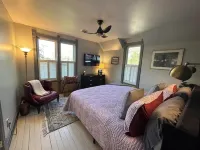 1-acre oasis near Saugatuck, wineries, beaches, shops, stunning yard & sunset!