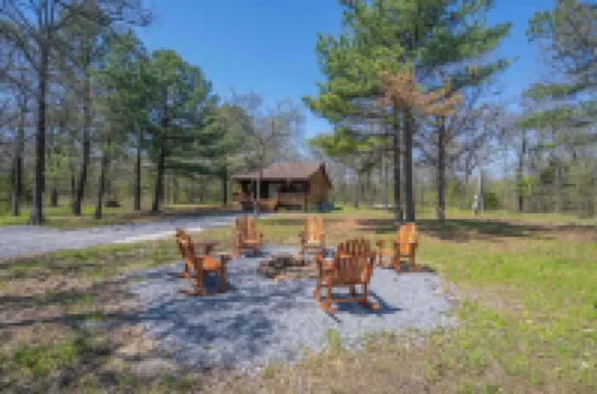 Secluded Tenkiller Cabin close to all Marinas! Less than 5 Minutes from Marinas!