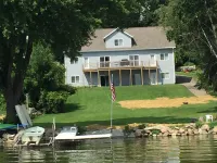 4 Bdrm 4 Bath Lake front Lake Sinissippi home Hotels in Dodge County