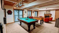 Beautiful, Spacious Poconos Cabin, Pool Table, 15 mins to Shawnee Ski mountains
