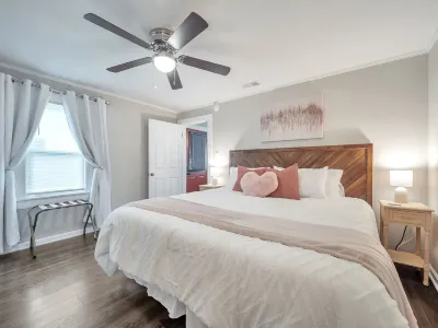Cute Modern Townhouse Close to MTSU, Parks & Downtown: Large Master & Coffee Bar Hotels near Technology Engagement Center