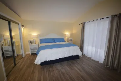 Walk to beach   Heated POOL   King bed  DAILY  WEEKLY    Villa 4    SPECIALS