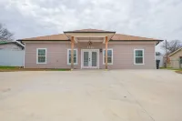 Safari themed 8 bedrooms 3 bath home with 3 - 4 dining areas & grand kitchen Hotels near Walmart Supercenter