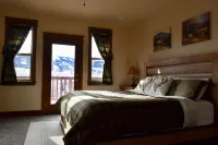 Yellowstone Northern Views -- Gorgeous Home. One mile to Yellowstone! Hotels in Gardiner