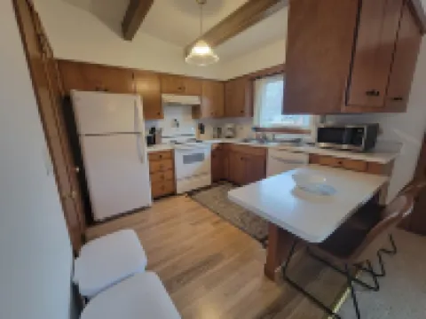 The Gwen // Charming 2-bedroom upstairs apartment in quiet duplex