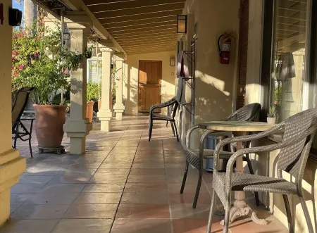 Room 5️⃣ studio in a boutique hotel with kitchen by the pool in downtown PS Отели рядом с достопримечательностью «Honeymoon Hideaway»