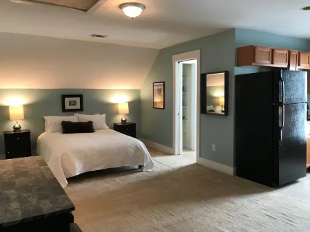 Intimate low country Carriage House with gorgeous appointments!