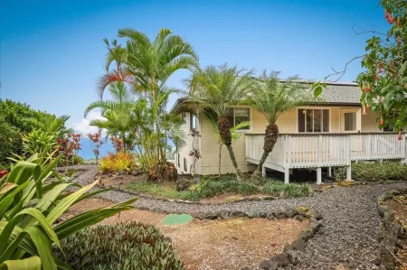 Panoramic view of ocean.  Excellent location. Quiet neighborhood. Sleep 10