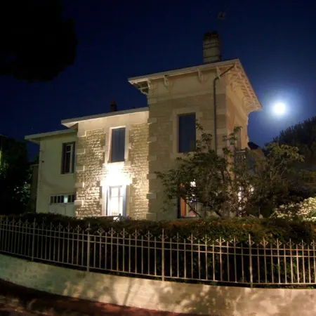 Villa in Royan Park, 15 pers. - 200m from beach - 400m from shops/station.