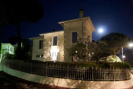 Villa in Royan Park, 15 pers. - 200m from beach - 400m from shops/station.