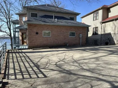 Experience lakefront luxury with spectacular views on Lake James, Indiana! Hotel dekat Premier Rental-Purchase