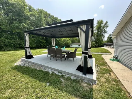 Beautifully remodeled duplex near the ARK encounter. This listing is for 1 side.