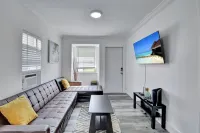 AMAZING PRIVATE COSY HOUSE, FENCED YARD, NEW, PETS Hotels in Delray Beach