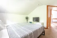 Escape to the Lake! Walk to water & local dining!