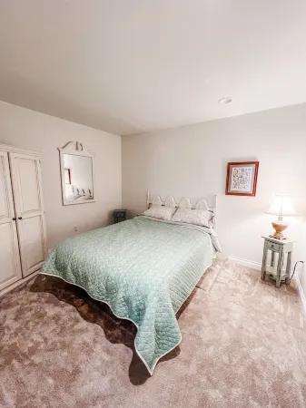 Cozy up in this private bungalow in the trees close to trailheads & shopping