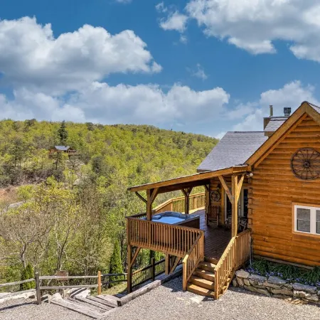 Log Home with Amazing Views of MT. Mitchell/Fireplace /Hot Tub/Pet Friendly
