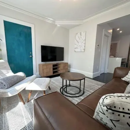 Downtown Salem Chic - 3 Bedroom w/ Parking Отели рядом с достопримечательностью «Музей Пибоди в Эссексе»