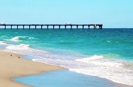 Centrally Located 4Br/2Ba Home with a Private Backyard Отели рядом с достопримечательностью «Порт-Сент-Люси Ботаникал Гарденс»