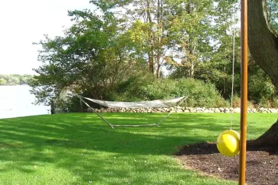 Lakefront Bungalow w beach, kayaks & dock