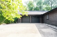 Newly Remodeled True Log Cabin | Fire Pit | Bike In-Bike Out