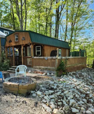 Tiny Home Cabin @ Nolin Lake Close to Mammoth Cave. Couple's Retreat w/ Hot Tub