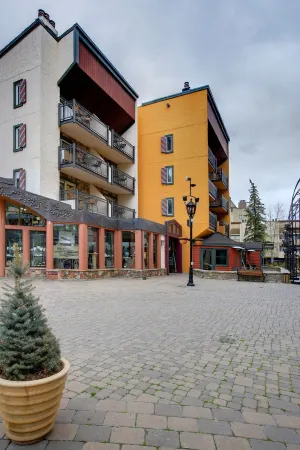 1 min. to slopes!Wake up & Ski! Steps to ski lift/gondola, shops & dining!