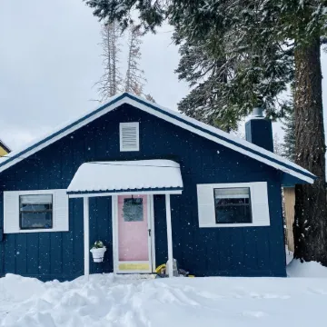 Charming& Cozy Cabin walking distance to downtown and trails