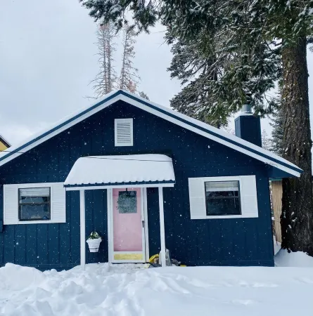 Charming& Cozy Cabin walking distance to downtown and trails Отели в г. Клаудкрофт